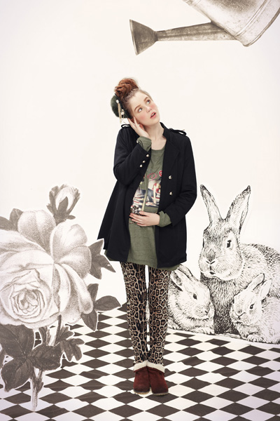 38周黑色經(jīng)典尼龍風衣