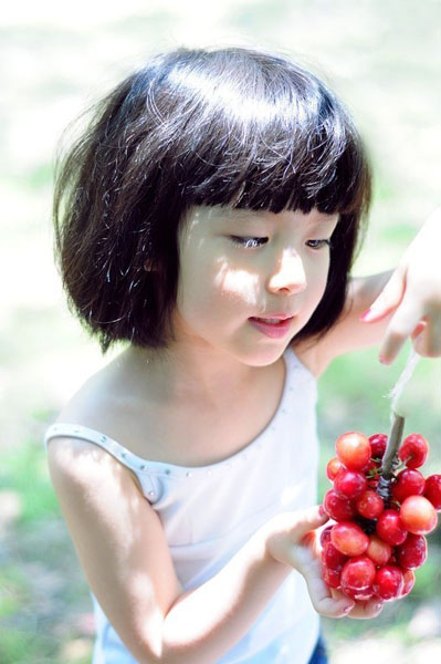 美孩子清新白色小吊帶