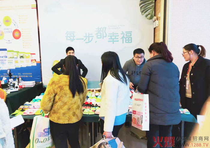 ÿһ�������Ҹ���ĸ�����۷������վ�����չ٣��Ҹ�����ͯЬ���ʱ��F(xi��n)�A������