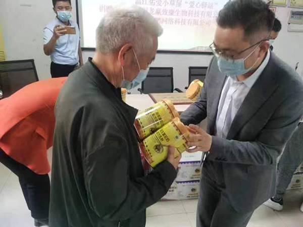 統(tǒng)暢駝奶愛心公益行動 (5).jpg 統(tǒng)暢駝奶愛心公益行動 (5).jpg