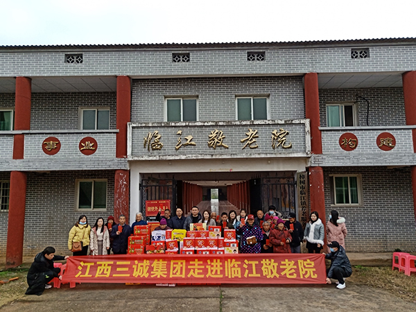 代表們與臨江敬老院老人們合影.jpg 代表們與臨江敬老院老人們合影.jpg