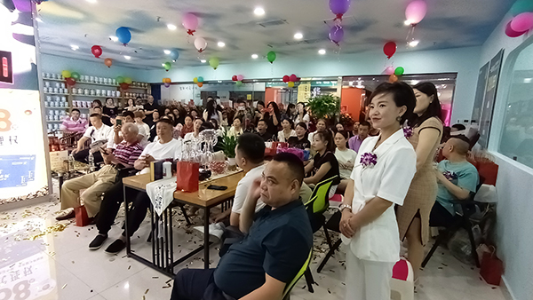 熱烈祝賀成都金品康商貿有限公司入駐成都荷花名都嬰童市場.jpg 熱烈祝賀成都金品康商貿有限公司入駐成都荷花名都嬰童市場.jpg