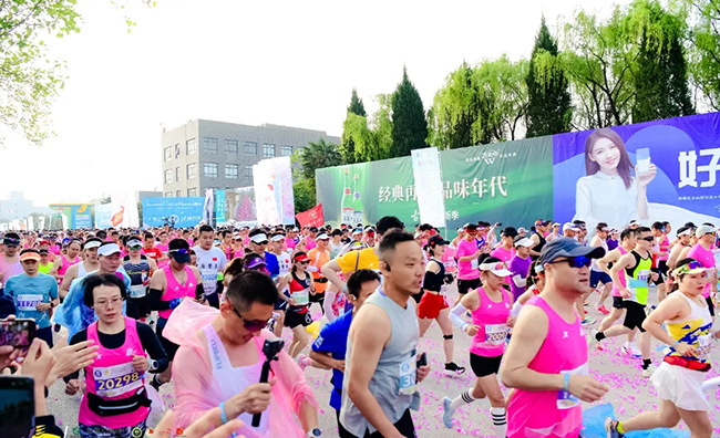 雅泰朵恩酷跑團助力“楊馬”激情開跑 (8).jpg 雅泰朵恩酷跑團助力“楊馬”激情開跑 (8).jpg