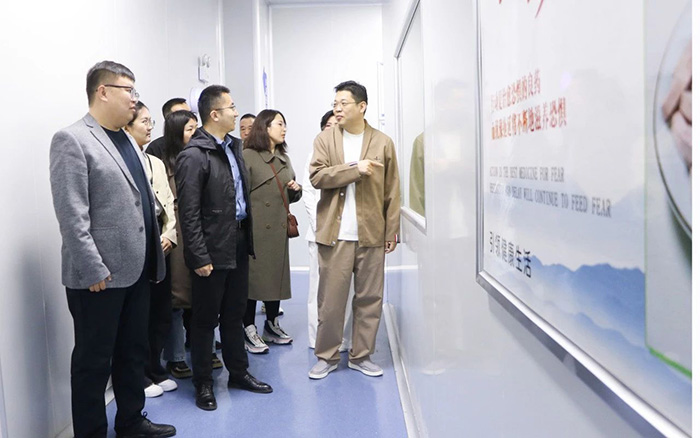 菏澤學(xué)院藥學(xué)院領(lǐng)導(dǎo)蒞臨中舜生物考察指導(dǎo)5.jpg 菏澤學(xué)院藥學(xué)院領(lǐng)導(dǎo)蒞臨中舜生物考察指導(dǎo)5.jpg