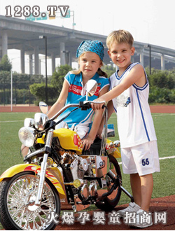 �옷(l��)���A��ɫ�\(y��n)��(d��ng)�b